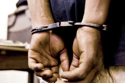 Į kaltinamųjų suolą sės vietos ūkininkas R. M. ir keturi jam galimai talkinę vykdant nusikaltimus pasvaliečiai bei biržiečiai.