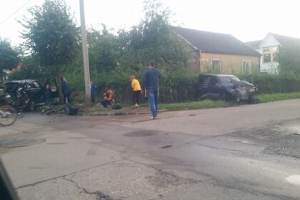 Penktadienio vakarą gyvenamųjų namų rajone - skaudi avarija. Staniūnų ir Algirdo gatvių sankryžoje susidūrus „Citroen“ ir „BMW“ automobiliams n