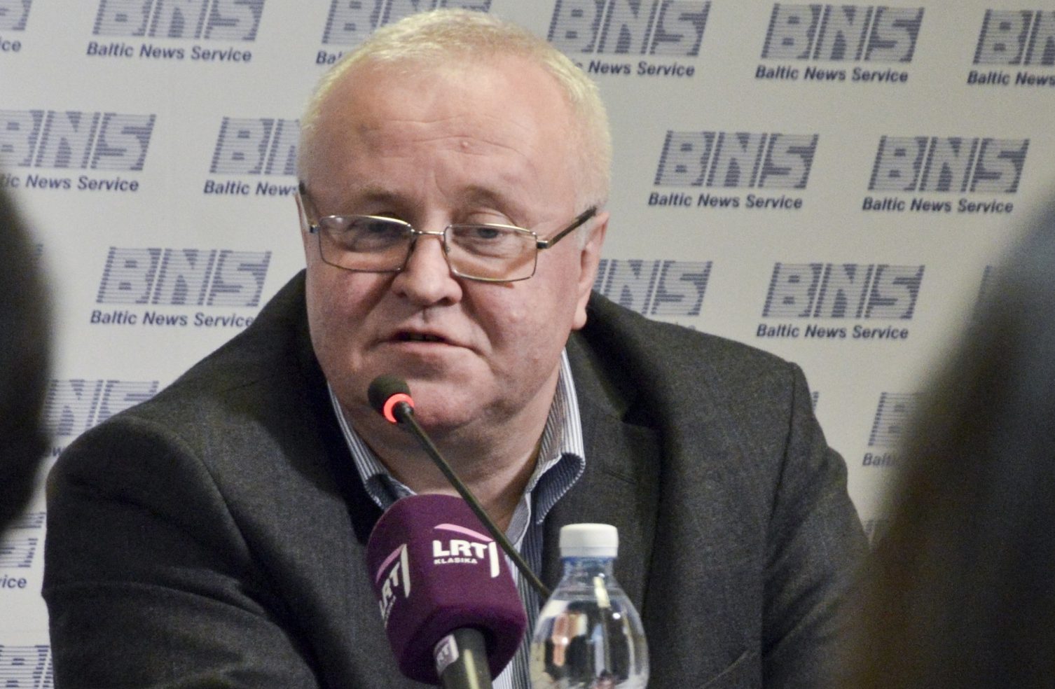 Nuo atleidimo iš Juozo Miltinio dramos teatro direktoriaus pareigų Lino Marijaus Zaikausko neišgelbėjo nė Kultūros ministerijai iš Gruzijos siuntinėjami nedarbingumo pažymėjimai.