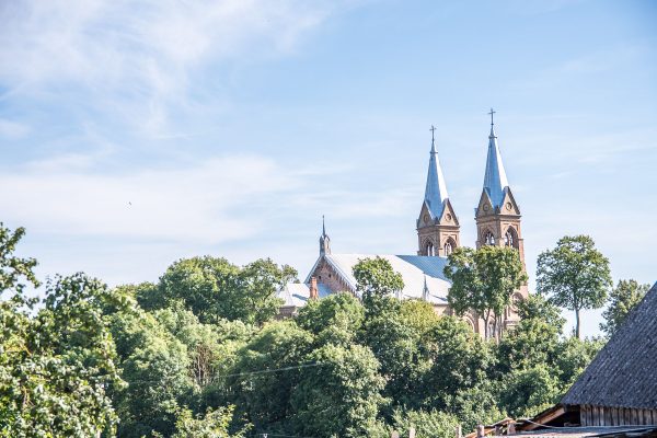 Vainikais ir augalų kompozicijomis puošiama Bazilika per Žolinę sutraukia būrius tikinčiųjų. „Sekundės“ archyvo nuotr.