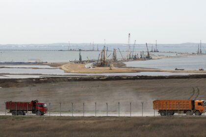 Rusijos ir Krymo tiltas po truputį kyla – pranešama, kad prie jo atramų atplukdyta 6 tūkst. tonų sverianti pagrindinė geležinkelio arka.