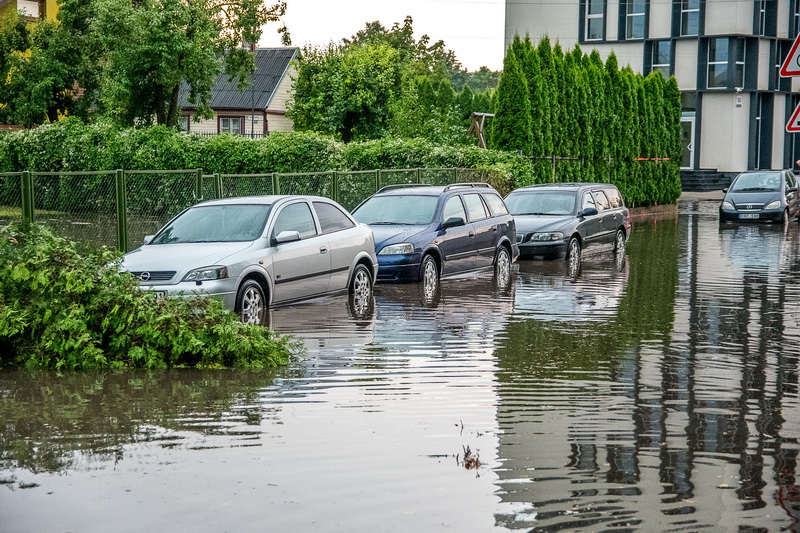 Dėl apsemtų pastatų ir gyvenamųjų teritorijų gelbėtojų niekas nekvietė, tačiau jau vakar buvo aišku, jog dalis namų mieste – ypač J. Basanavičiaus, Algirdo, Sirupio gatvėse – buvo apsemti, jų gyventojai greičiausiai patyrė nuostolių.