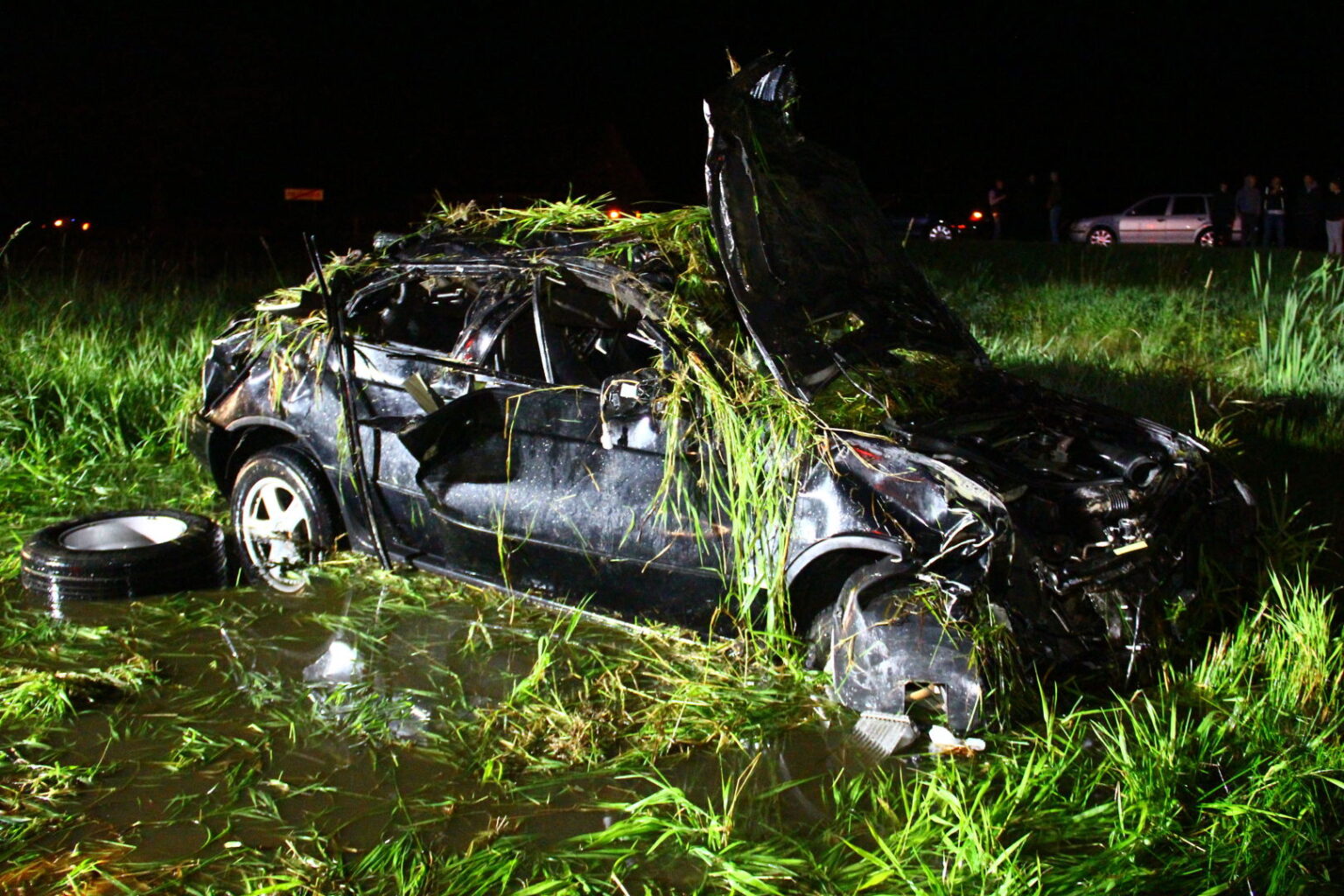 Naktis iš šeštadienio paženklinta tragedija – nuo kelio nuskriejus BMW X5 automobiliui žuvo ant galinės sėdynės sėdejęs keleivis. Sužeisti dar du žmonės.