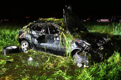 Naktis iš šeštadienio paženklinta tragedija – nuo kelio nuskriejus BMW X5 automobiliui žuvo ant galinės sėdynės sėdejęs keleivis. Sužeisti dar du žmonės.