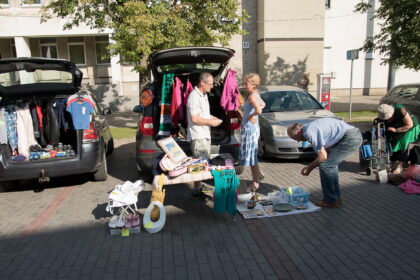 Panevėžyje surengtas pirmasis bagažinių turgus nenuvylė. Nors būgštauta, kad norinčiųjų prekiauti štai tokiu originaliu būdu bus labai mažai, penktadienį Laisvės aikštėje jų susirinko daugiau nei dešimt.