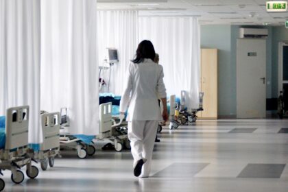 Kai kurios gydymo įstaigos savavališkai nedidina atlyginimų gydytojams ir slaugytojams, nors tam gavo papildomų lėšų, teigia Sveikatos apsaugos ministerija (SAM).