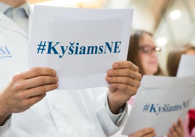 Pasaulinio korupcijos barometro duomenimis, Lietuvoje 24 proc. gydymo paslaugomis pasinaudojusių gyventojų, o tai yra kas ketvirtas, pripažįsta davę medicinos darbuotojams kyšį. BNS nuotr.