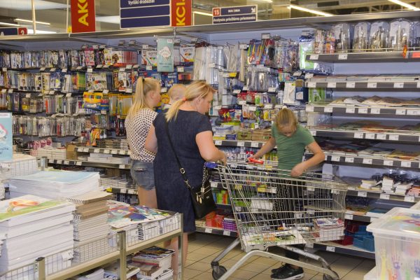 Prekybos centruose prasidėjusi mokyklinių prekių mugė moksleivius auginančius tėvus privertė pradėti ruoštis Rugsėjo 1-ajai. A. Bulaičio nuotr.