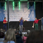 Trims dienoms įprastą miesto ritmą pakeitęs ultratriatlonas jau įpusėjo. Penktadienį, sportininkams sutelkus visas jėgas plaukimo ir dviračių rungtyse, jų palaikyti bei atsipūsti po savaitės darbų susirinko panevėžiečiai bei miesto svečiai.