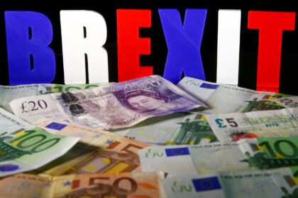 kaip "Brexit" paveiks svaro ir euro kursą?