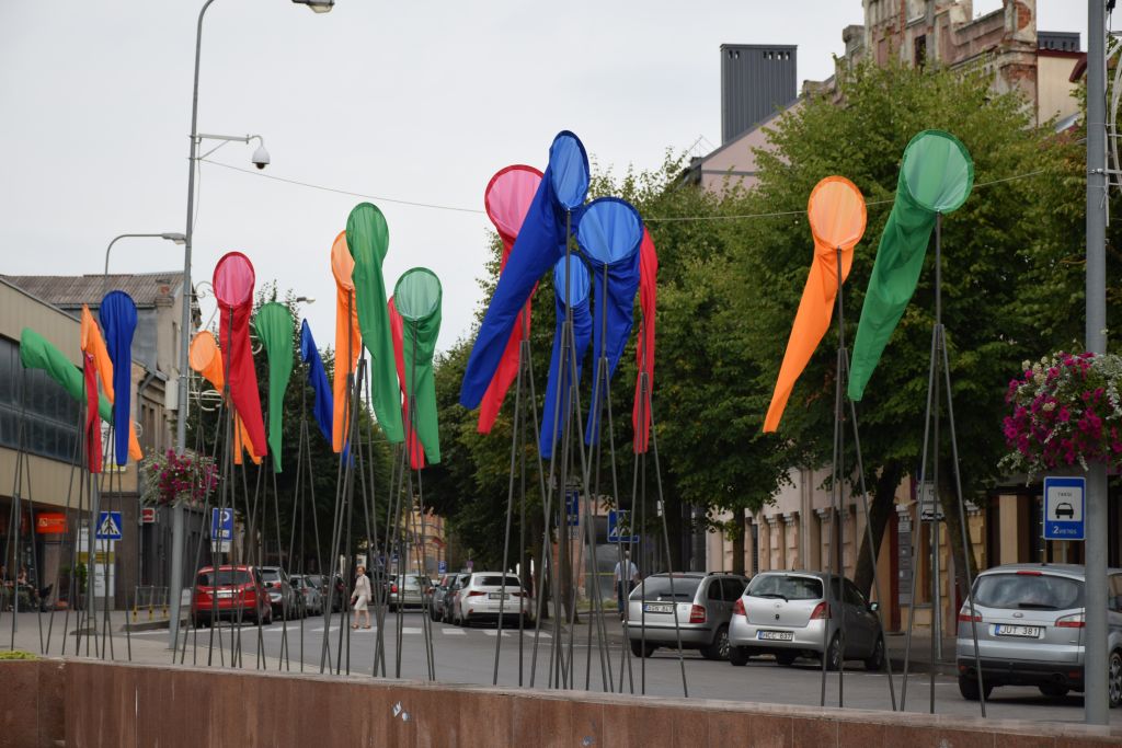 Panevėžio savivaldybė pradeda naują projektą – „Panevėžiečių dialogą skatinantys reiškiniai. Atnaujinkime miesto kostiumą“. Laisvės aikštės šiaurinėje dalyje, šalia viešbučio, iškilo naujoves simbolizuojantys vėjarodžiai.