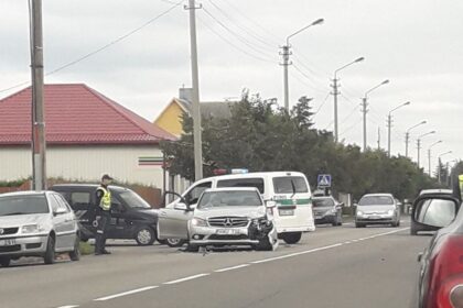 Penktadienį policijos pareigūnams teko skubėti į Aukštaičių ir Margių gatvių sankryžą. Čia susidūrė „Renault“ ir „Mercedes-Benz“ automobiliai.