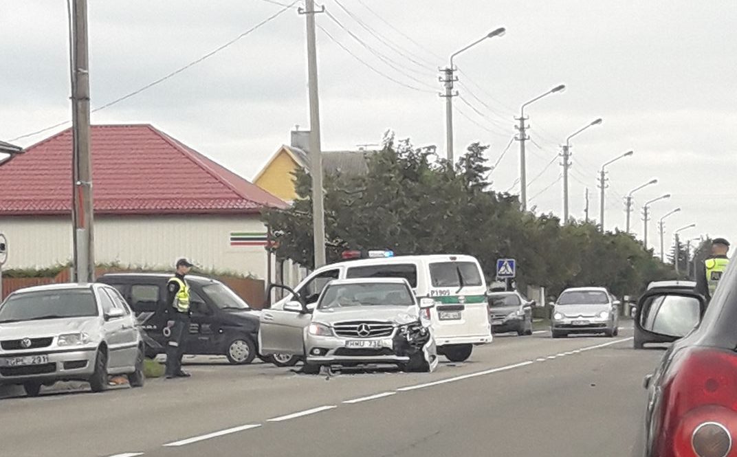 Penktadienį policijos pareigūnams teko skubėti į Aukštaičių ir Margių gatvių sankryžą. Čia susidūrė „Renault“ ir „Mercedes-Benz“ automobiliai.