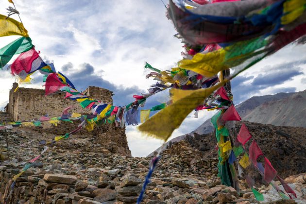 Daugelis vienuolynų Šiaurės Indijoje stūkso kalnų viršūnėse, o juos puošia mandalos. Simboliška, kad šias maldas po visą pasaulį išnešioja vėjas. (V.Pečinino nuotr.)