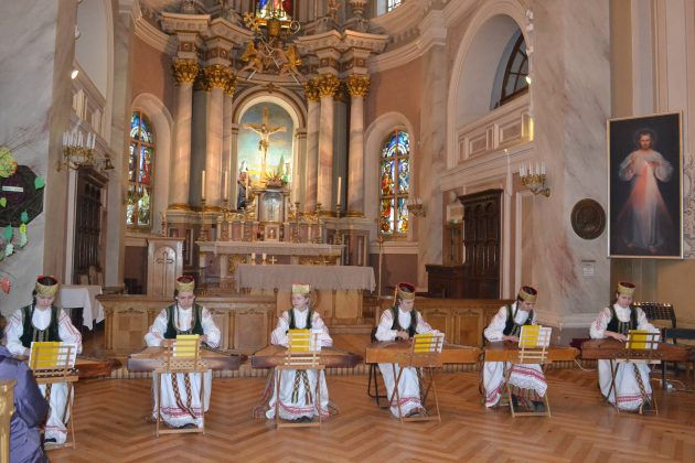 Mokytoja R. Mureikienė kviečia nors kartą apsilankyti „Ašarėlės“ koncerte ir įsitikinti, kokia patraukti ir jaudinanti yra kanklių muzika. (Nuotr. iš asmeninio albumo)