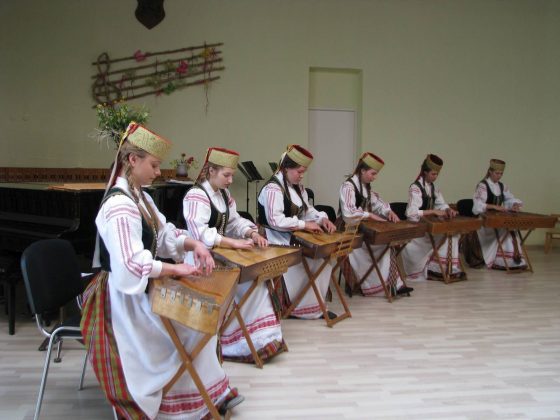 Metai iš metų išmokti skambinti kanklėmis siekė vien tik mergaitės. Dabar jau atsiranda į šią specialybę stojančių ir berniukų.