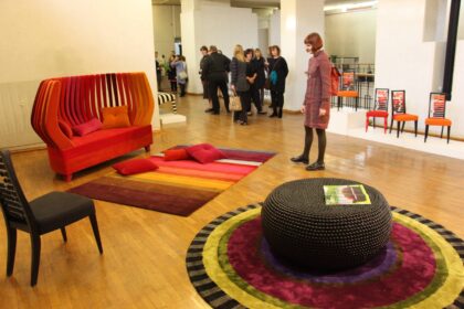 Panevėžio dailės galerijoje pristatoma trijų menininkių – Indros Marcinkevičienės, Sandros Serapinienės ir Vilmos Baltuškienės kūryba.