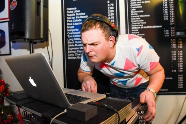 K. Pranka grodamas atiduoda visą save ir džiaugiasi, kad Panevėžio publika jį supranta ir palaiko. (U. Mikaliūno nuotr.)