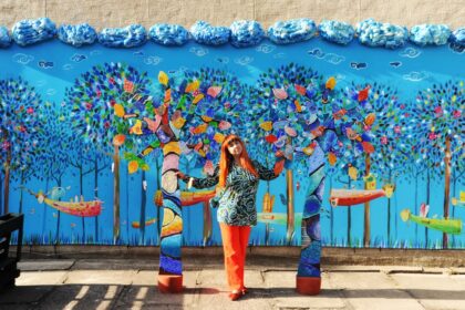 Idėja kino teatro sieną papuošti taip spalvingai ir žaismingai kilo fotografei, dailininkei ir dizainerei panevėžietei Milenai Marcinkevičiūtei.