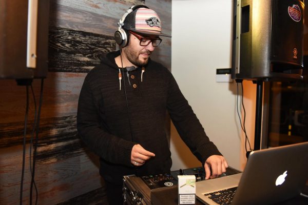 T. Smetonis juokauja, kad anksčiau į klubą važiuodavo prisikrovęs du lagaminus kompaktinių plokštelių, o dabar užtenka kompiuterio, valdiklio ir ausinių. U. Mikaliūno nuotr.