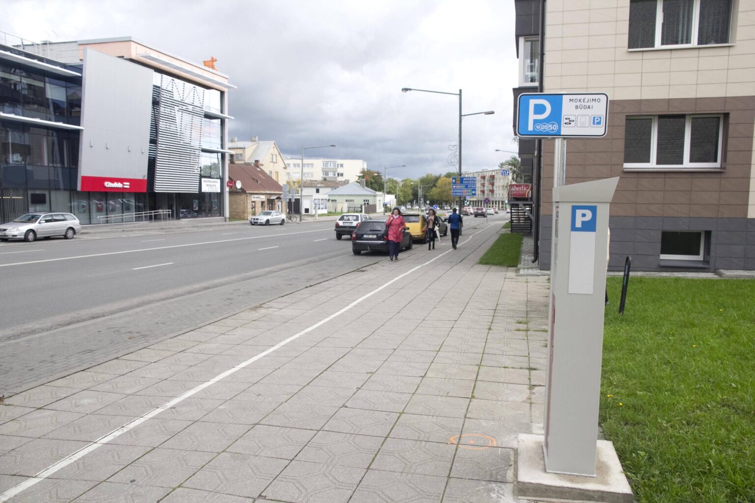 Už galimybę pasistatyti mašiną prie savo namo jie ploja kaip bet kuris trumpam centre stabtelėjęs vairuotojas.