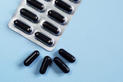 Kur dabar tik nerasi aktyvintosios anglies: ji vandens filtruose, limonaduose, veido prausikliuose, dantų pastoje ir net leduose – ir visur ji, tvirtinama, duoda nepaprastos naudos mūsų sveikatai.