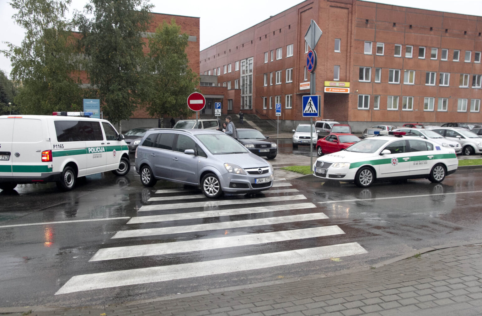 Pėsčiųjų perėjos – viena pavojingiausių vietų. Kelios minutės po 13 val. Kosmonautų gatvėje, pėsčiųjų perėjoje partrenkta moteris.