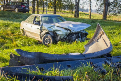 Kelyje Berčiūnai–Naujamiestis, ties Lakštingalų kaimu, susidūrus lengviesiems automobiliams nukentėjo žmonės. M. GARUCKO nuotr.
