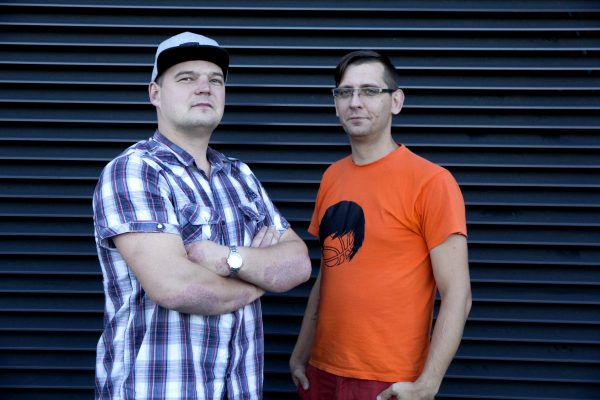 Panevėžiečiai didžėjai K. Pranka ir V. Liudvinačius dabar daug mažiau skiria laiko prie pulto – jį vaikinams pakeitė šeima ir darbas. V. Bulaičio nuotr.