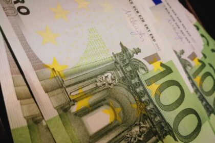 Ekonomikos perkaitimas šiandien dar negresia, bet pavojaus ženklų yra