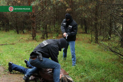 Teisėsaugos pareigūnai per tarptautinę operaciją sulaikė daugiau nei pusę tonos hašišo ir aštuonis įtariamuosius, Lietuvos piliečius.