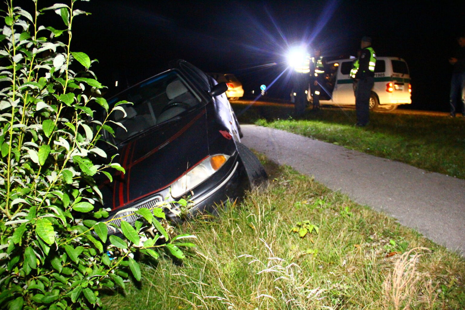 Šeštadienio vakarą ir naktį vairuotojai dėl skirtingų priežasčių atsidūrė grioviuose.