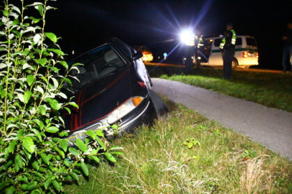 Šeštadienio vakarą ir naktį vairuotojai dėl skirtingų priežasčių atsidūrė grioviuose.