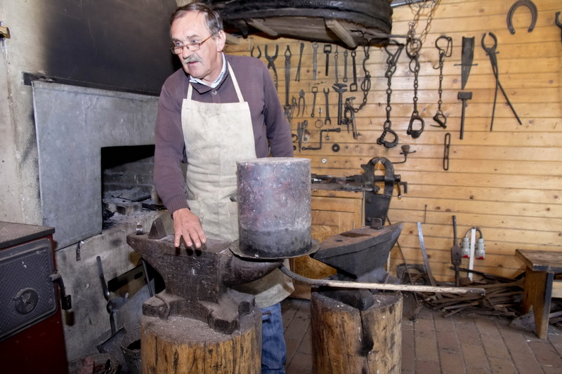 Algis Pranckevičius sako, kad iš tokio puodo žaliavos galima išvaryti šimtą gramų deguto. V. BULAIČIO nuotr.