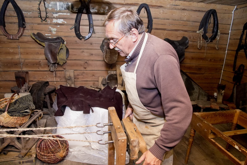 Pats Algis Pranckevičius pagamina įvairių staklių – ir skieto balanėlėms pjaustyti, ir virvėms vyti. V. BULAIČIO nuotr.