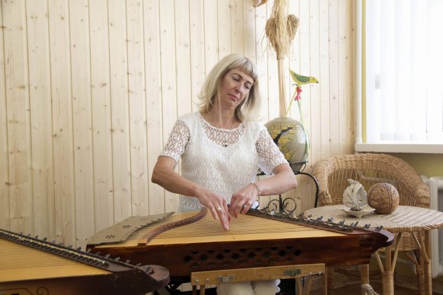 Rima Mureikienė, vaikystėje svajojusi tapti kanklių mokytoja sėkmingai darbuojasi šioje srityje. V. Bulaičio nuotr.