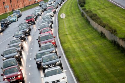 Seimas antradienį nustatė švelnesnes sankcijas vairuotojams už ištisinės linijos kirtimą.