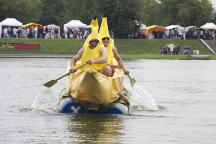 Šeštadienio popietę Senvagėje vykusios inovatyvių plaukimo priemonių varžybos „Laivas-improvizacija 2017“ ne tik jų dalyviams, bet ir žiūrovams padovanojo daug gerų emocijų ir vitamino C bent jau kelioms dienoms į priekį.