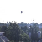 Miesto gimtadienį pradedančius švęsti panevėžiečius penktadienio rytą iš dangaus aukštybių pasveikino spalvoti oro balionai.