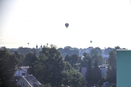 Miesto gimtadienį pradedančius švęsti panevėžiečius penktadienio rytą iš dangaus aukštybių pasveikino spalvoti oro balionai.