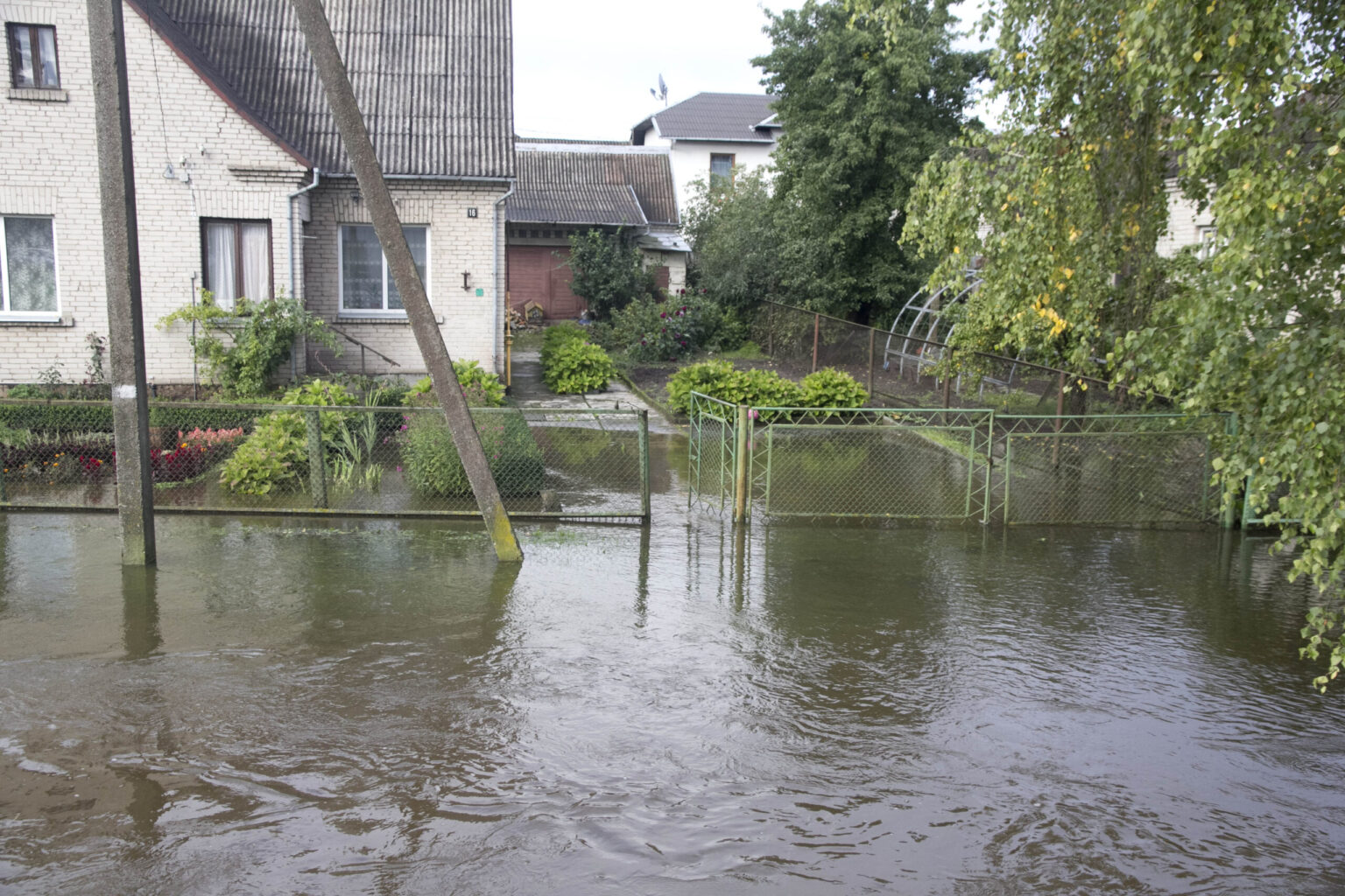 Panevėžio miesto meras Rytis Račkauskas, administracijos direktorius Rimantas Pauža su miesto infrastruktūros, civilinės saugos specialistais vertino mieste dėl intensyvaus ir ilgai trukusio lietaus susidariusią situaciją.