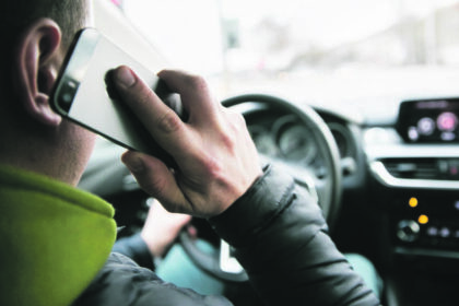 Draudimas naudotis mobiliuoju telefonu vairuojant Lietuvoje jau galioja 15 metų, baudos už tokios neleistinus veiksmus prie vairo didėja, tačiau policijos pareigūnai kasmet vis dar nubaudžia dešimtis tūkstančių vairuotojų