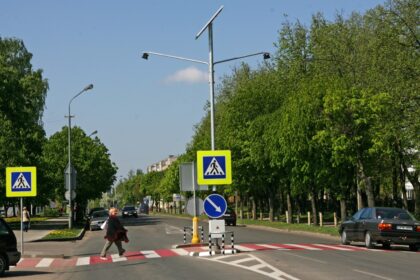 Nors prasidėjus naujiems mokslo metams vairuotojai raginami būti atidesni, nelaimių neišvengta. Pirmadienio rytą, eidamas į mokyklą, po automobilio ratais pakliuvo penkiolikmetis.