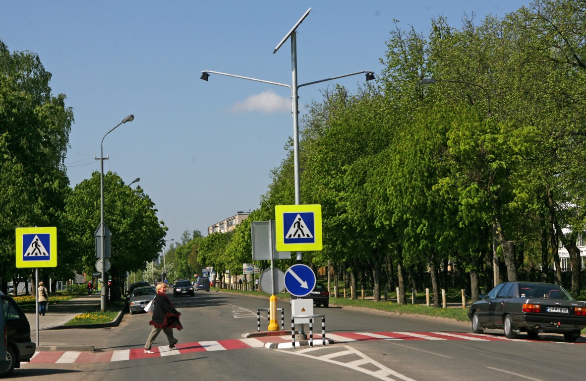 Nors prasidėjus naujiems mokslo metams vairuotojai raginami būti atidesni, nelaimių neišvengta. Pirmadienio rytą, eidamas į mokyklą, po automobilio ratais pakliuvo penkiolikmetis.
