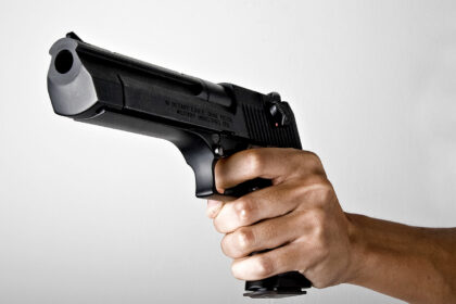 Kaimynų konfliktas Panevėžyje vos nesibaigė tragedija. Antradienio vakarą policijos pareigūnai išskubėjo į vieną Klaipėdos gatvės daugiabučių, kur neblaivus vyras ginklu grasino moteriai.