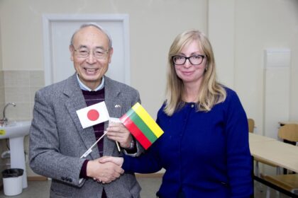Iš Tekančios Saulės šalies į Panevėžį atvykęs garbaus amžiaus japonas moko savo gimtosios kalbos bei pažindina su tradicijomis.