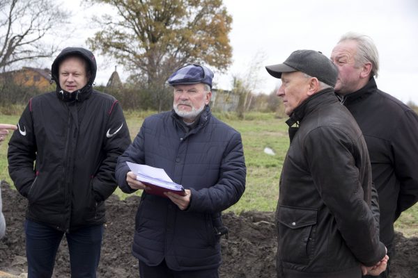 R. Samkus apstulbino ūkininkus pasiūlęs į laukus galinga technika važiuoti per miestą. V. Bulaičio nuotr.