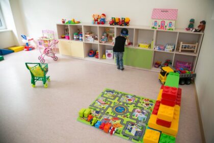 Panevėžio miesto savivaldybės administracijos direktoriaus Rimanto Paužos įsakymu nuo rytdienos pradedamos šildyti miesto ikimokyklinio ugdymo įstaigos, bendrojo ugdymo, neformaliojo vaikų švietimo ir formalųjį švietimą papildančios ugdymo mokyklos.