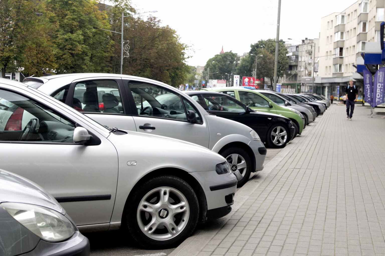Panevėžio miesto savivaldybė svarsto galimybę nustatyti mokamų automobilių stovėjimo vietų zonas, o kartu – spręsti, ar tokiu atveju išduoti specialius leidimus statyti automobilius čia gyvenantiems žmonėms.