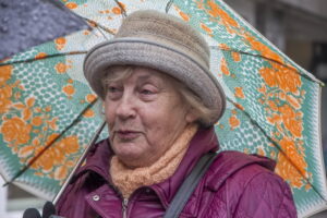 IRENA BEINARAUSKIENĖ: Seime užsiimama reikalais, kurie tik gaišina laiką, o valstybei iš to nieko gero. Atrodo, kad nėra Lietuvoje svarbesnių dalykų, kaip pasigėręs ar prie ko nors priekabiavęs Seimo narys. Čia ne valstybinės reikšmės reikalai. Sukėlė chaosą ir dėl vaistų. Reikėjo iš karto apsispręsti, kaip bus. O dabar mėto vienas nuo kito – tai galima nusipirkti, tai vėl negalima, tai telefonu pas gydytoją receptą užsisakyti. Matant jų tokį neapsisprendimą, televizorių norisi išjungti, nes jau nuobodu pasidaro. Iš panevėžiečių matom P. Urbšį, dar kartais B. Matelis prašmėžuoja, o R. Juknevičienė tik nesantaiką žarsto. Eidama į rinkimus tikėjausi labai konkrečių, ūkiškų planų, kad būtų sustyguota ekonomika, iš pensijų išgyventi būtų įmanoma, atlyginimų užtektų, kad žmonės nebeemigruotų.